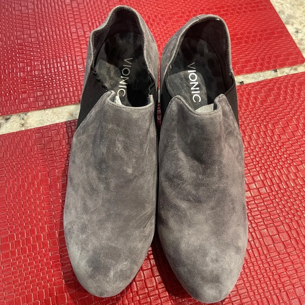 Vionic women’s Boots Gray Size 9.5 new